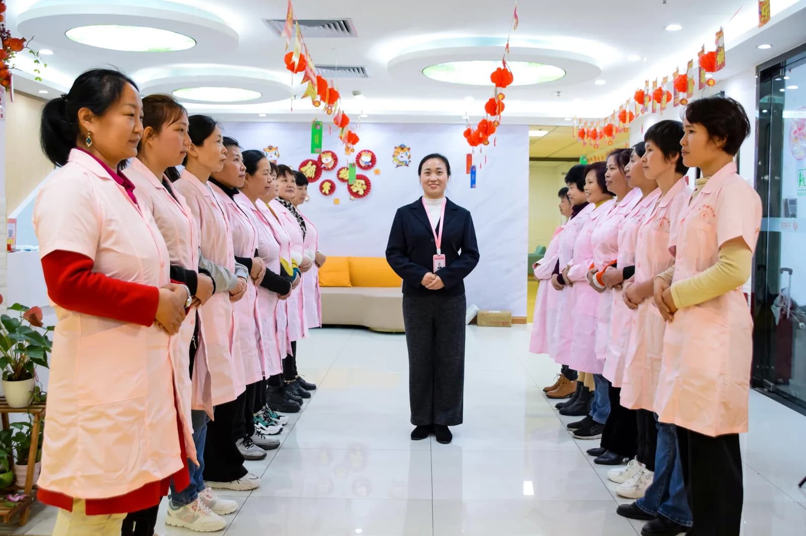 千样好职业培训学校学员列队与讲师