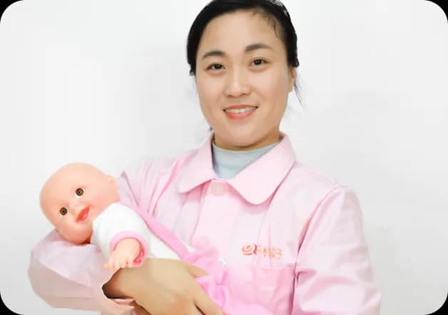 千样好月嫂进行婴儿护理实操训练